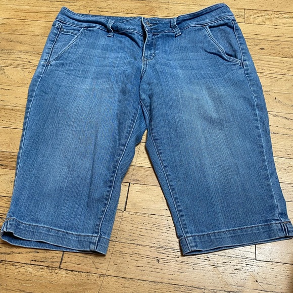 Old navy size 14 denim shorts. Inseam is 14 inches. Rise 9 - Picture 1 of 4